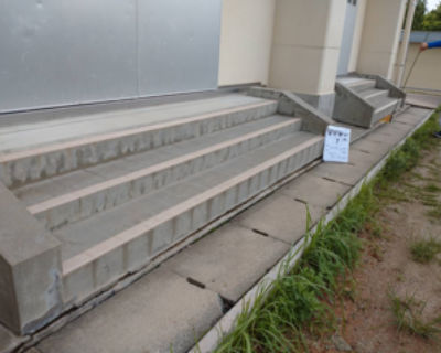 東花畑小　体育館西側出入り口