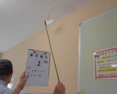 東花畑小　昇降口　天井