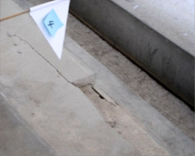 城西中　渡り廊下コンクリ割れ