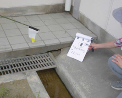 若久小　運動場側出入り口