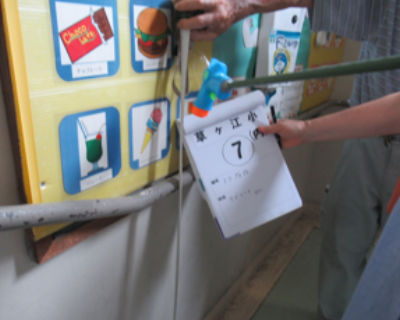 草ヶ江小　3階階段手摺