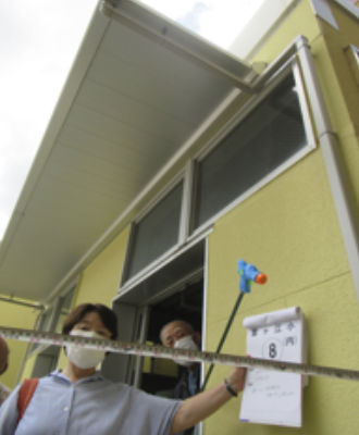 草ヶ江小　階段口の庇