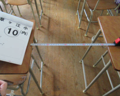 草ヶ江小　机の間隔