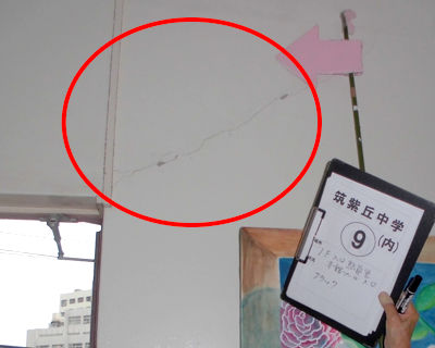 筑紫丘中学校　1階入り口職員室本館プール入口