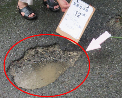 筑紫丘中学校　裏門入口道路