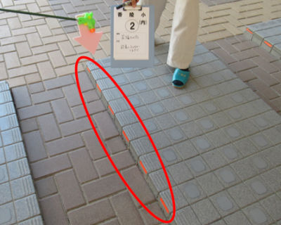 香陵小学校　昇降口の間