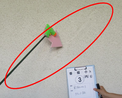 香陵小学校　昇降口付近　壁