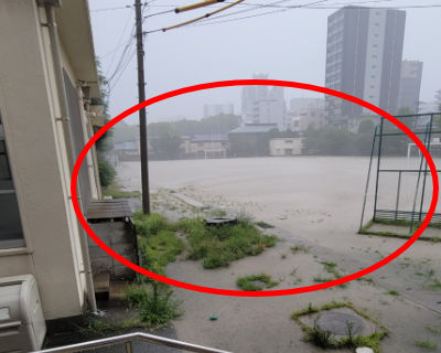 千代小学校　玄関から職員室側の側溝２