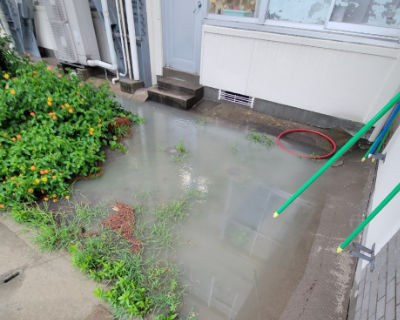 千代小学校　玄関から職員室側の側溝４