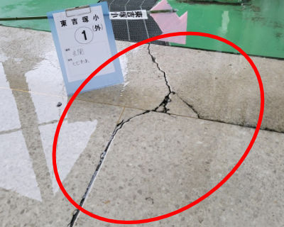 東吉塚小学校　玄関