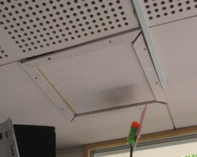 香住丘小学校　1階天井（校長室前）