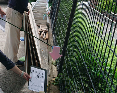 香住丘小学校　校舎裏　(西門付近)フェンスの傾き