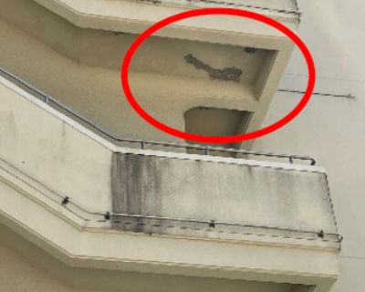 片江中学校　西側非常階段３階天井