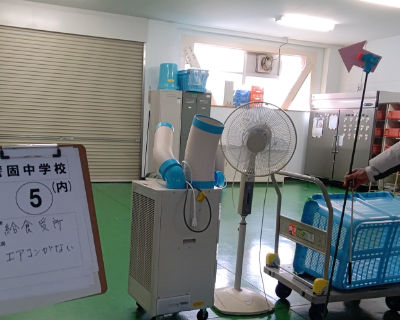 警固中学校　給食受け取り室