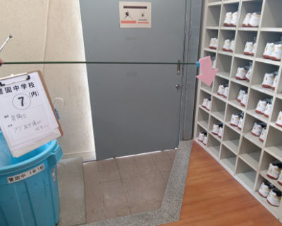 警固中学校　昇降口