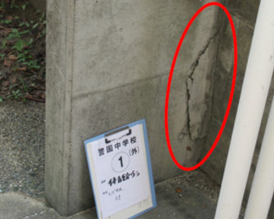 警固中学校　体育館裏