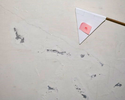 長尾中学校　一階　昇降口の壁