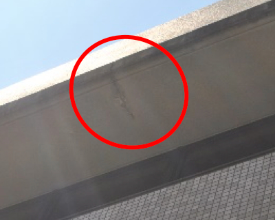 福岡市西区体育館　道路側軒天のひび割れ