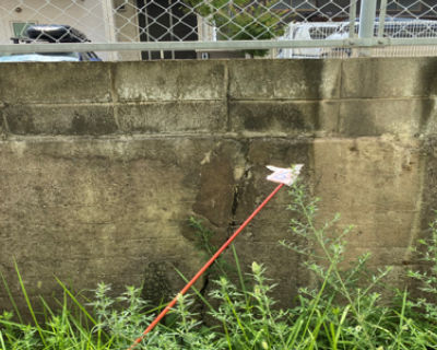西福岡中学校　ブロック塀ひび割れ