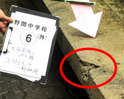 野間中学校　中庭昇降口、池の横