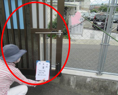 曰佐小・西側門