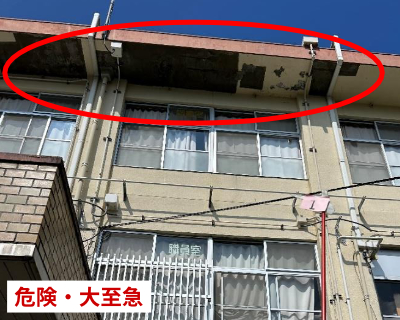 脇山小・玄関付近