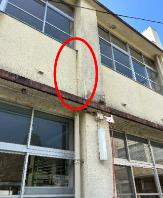 脇山小・給食室付近の壁