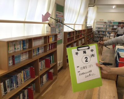 平尾中学校・図書室3F 本棚の上にある棚
