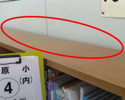 柏原小学校・図書室本棚