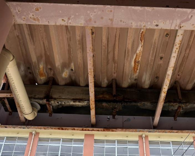 田島小学校・体育館の階段下の天井