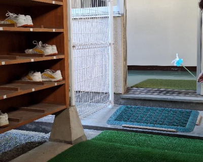 高取中学校・1F 渡り廊下と校舎の出入り口（保健室前）