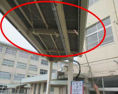 花畑中・体育館への渡り廊下