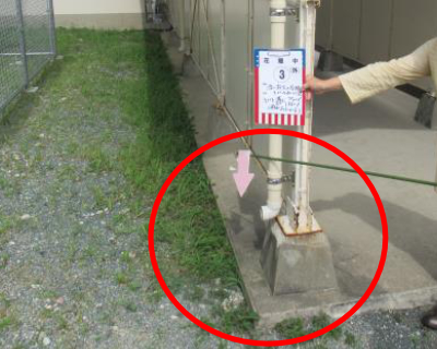 花畑中・渡り廊下の雨どい