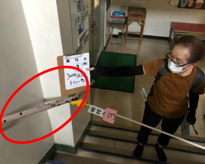 板付小・南校舎１〜２F階段