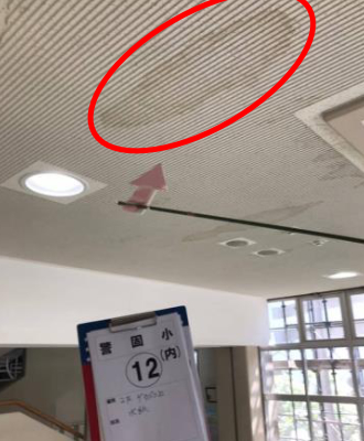警固小・２階下駄箱 天井