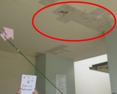 宮竹小・体育館入口天井