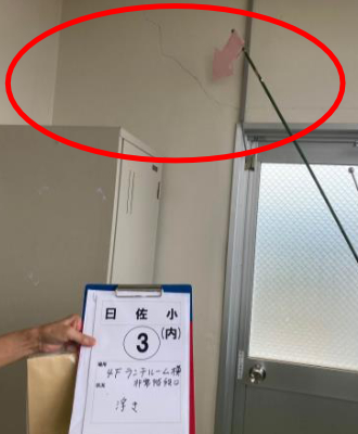 曰佐小・4階　ランチルーム横非常階段