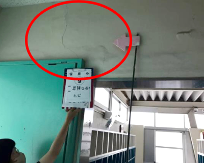 笹丘小・西 昇降口