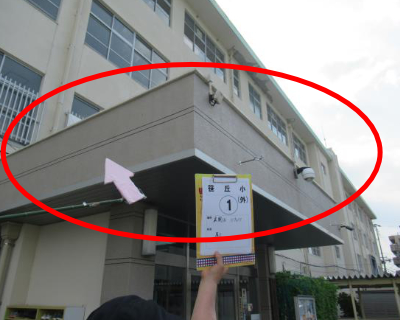 笹丘小・玄関上