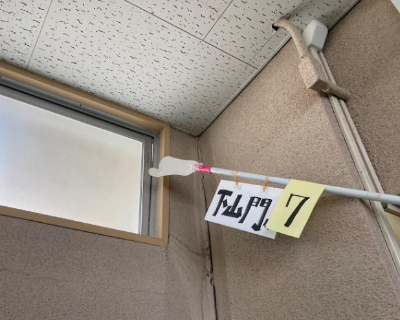 下山門小学校・昇降口