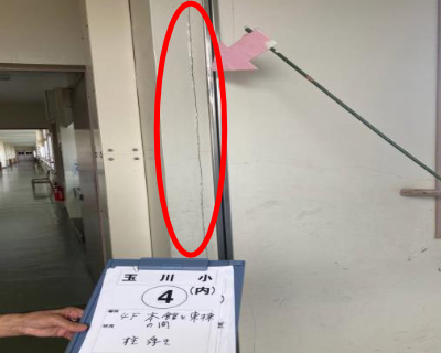 玉川小・４F　本館と東棟の間