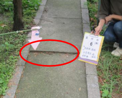 玉川小・図書館 通路