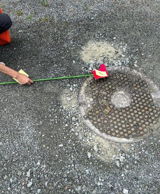 堤小学校・正面玄関前