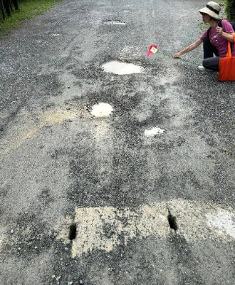 堤小学校・正面玄関前