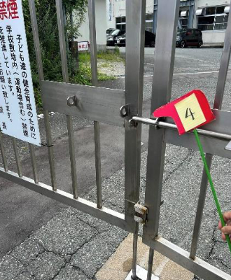 堤小学校・正門扉