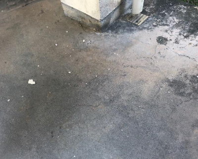 脇山小・給食室横 渡り廊下