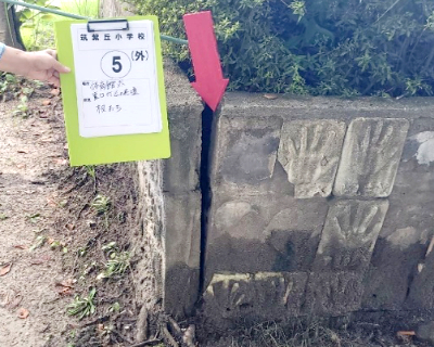 筑紫丘小学校・体育館裏口付近の花壇