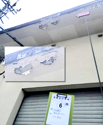 筑紫丘小学校・体育館前電気室の庇