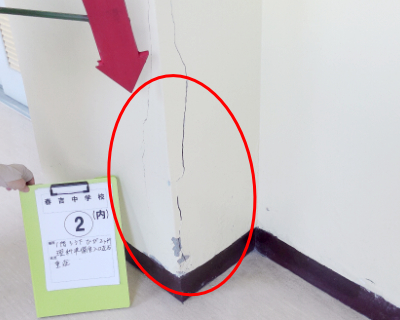 春吉中学校・1階の廊下（理科準備室入口）