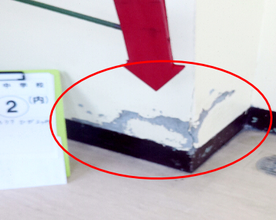 春吉中学校・1階の廊下（理科準備室入口）